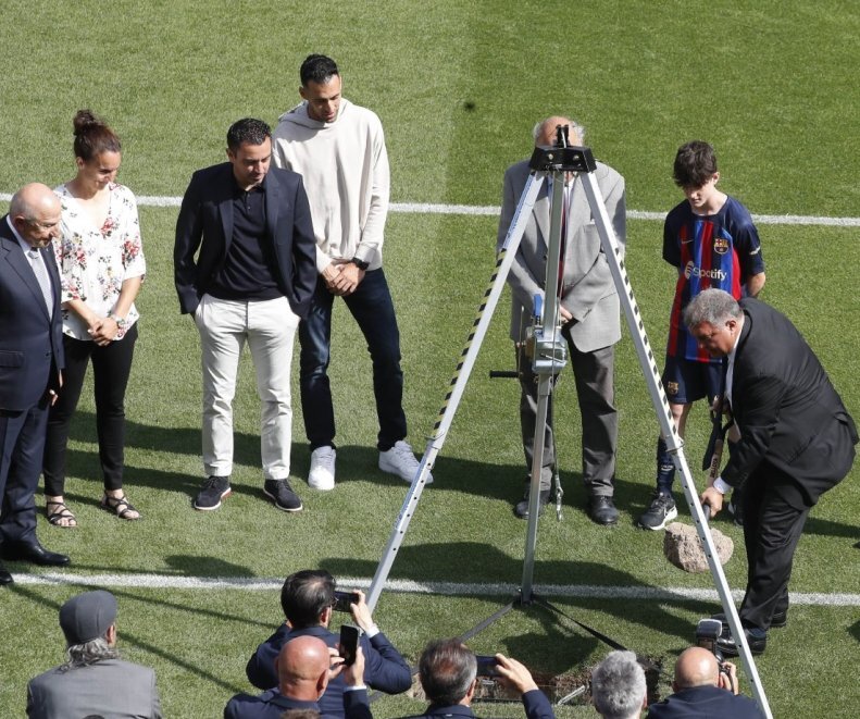 پیراهن و بازوبند کاپیتانی بارسلونا دفن شد! + عکس پیراهن و بازوبند کاپیتانی بارسلونا دفن شد! + عکس