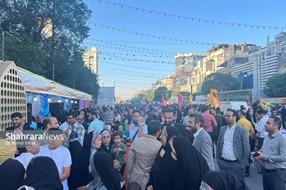 آغاز جشن بزرگ خانوادگی امام رضاییها در مشهد | شادمانی زائران و مجاوران در شب میلاد امام مهربانیها آغاز جشن بزرگ خانوادگی امام رضاییها در مشهد | شادمانی زائران و مجاوران در شب میلاد امام مهربانیها