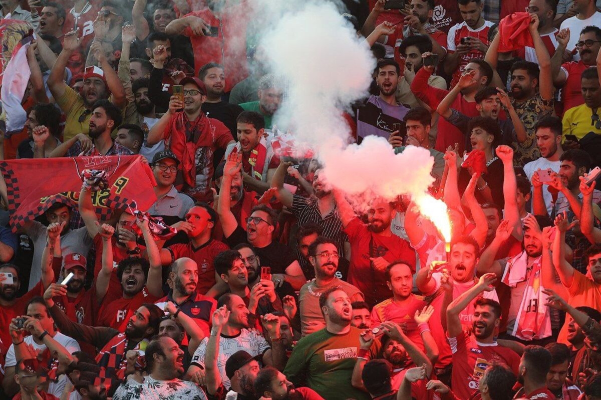 تجمع هواداران مقابل باشگاه پرسپولیس + فیلم