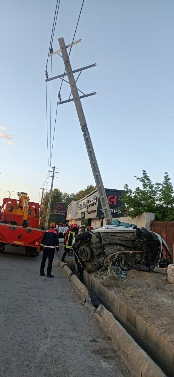 برخورد مرگبار ۲۰۶ با تیر برق فشار قوی در جاده شاندیز+ عکس برخورد مرگبار ۲۰۶ با تیر برق فشار قوی در جاده شاندیز+ عکس