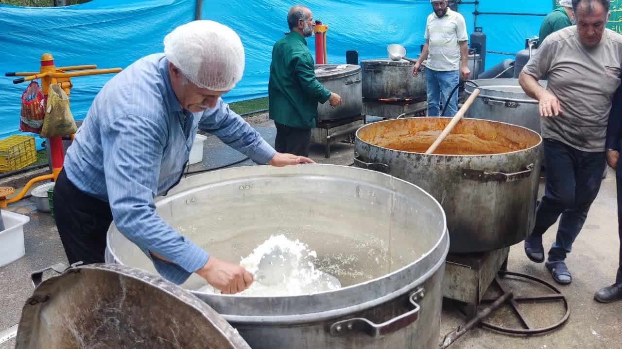 سفره ولایت به وسعت ۲۶ هزار غذا در مشهد پهن شد+ عکس سفره ولایت به وسعت ۲۶ هزار غذا در مشهد پهن شد+ عکس