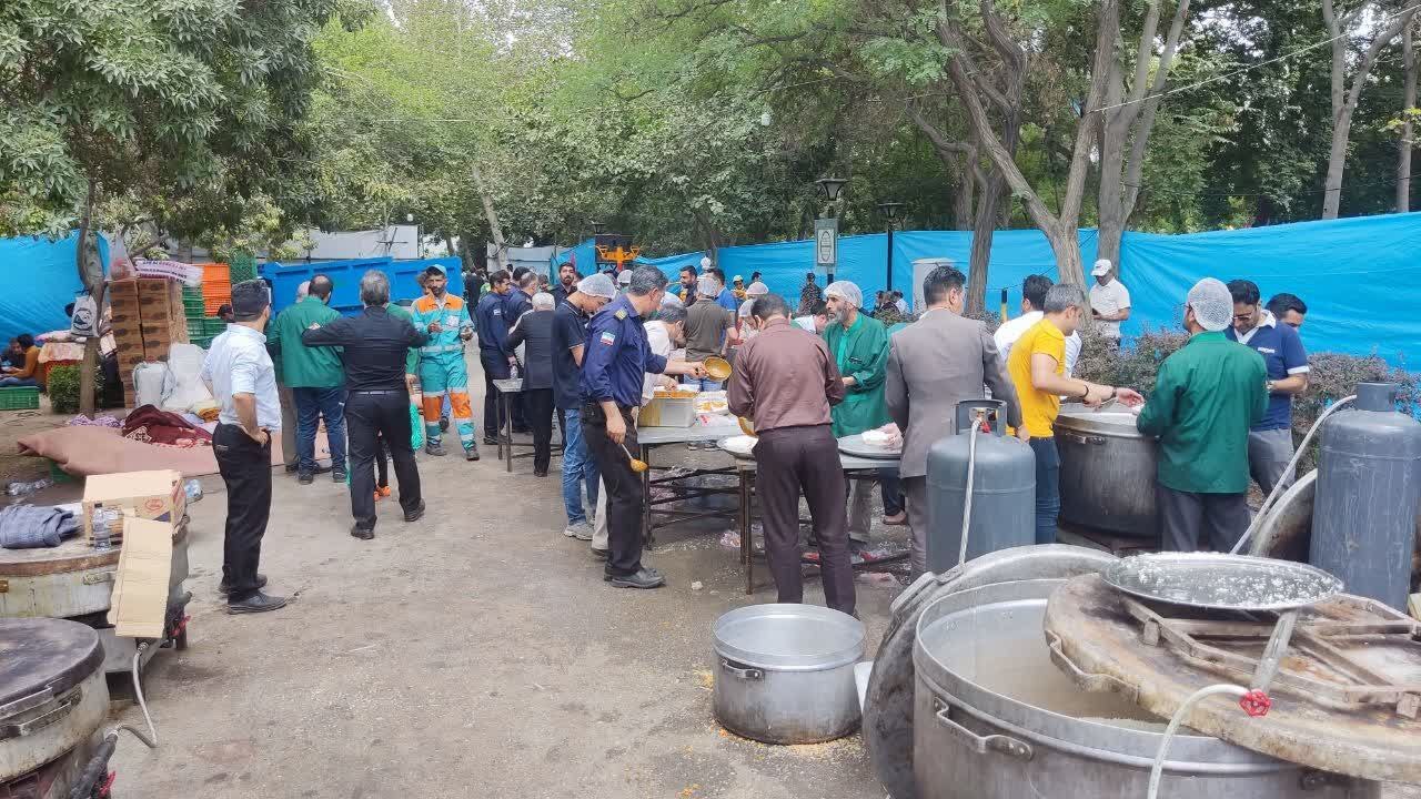 سفره ولایت به وسعت ۲۶ هزار غذا در مشهد پهن شد+ عکس سفره ولایت به وسعت ۲۶ هزار غذا در مشهد پهن شد+ عکس