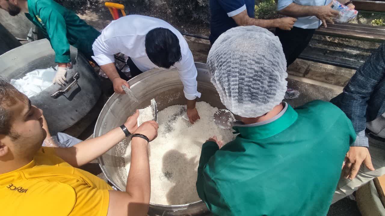 سفره ولایت به وسعت ۲۶ هزار غذا در مشهد پهن شد+ عکس سفره ولایت به وسعت ۲۶ هزار غذا در مشهد پهن شد+ عکس