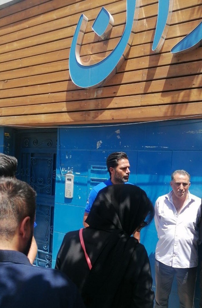 صادقی در تجمع اعتراضی باشگاه استقلال صادقی در تجمع اعتراضی باشگاه استقلال