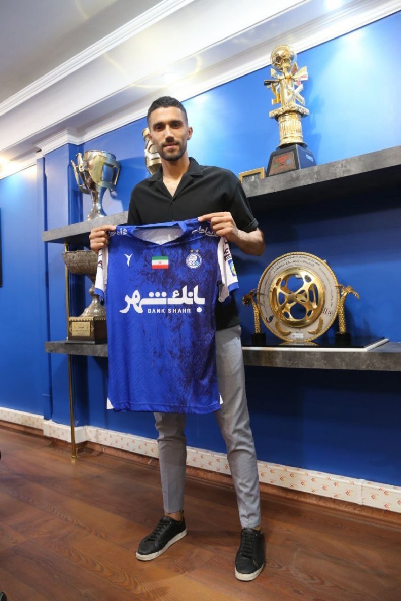 حسینی با استقلال سفید امضا کرد + عکس حسینی با استقلال سفید امضا کرد + عکس