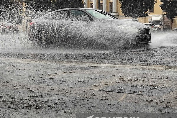 باران، مسکو روسیه را رودخانه کرد + فیلم و عکس باران، مسکو روسیه را رودخانه کرد + فیلم و عکس