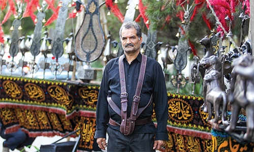 مرد شدن زیر علم امام حسین (ع) مرد شدن زیر علم امام حسین (ع)