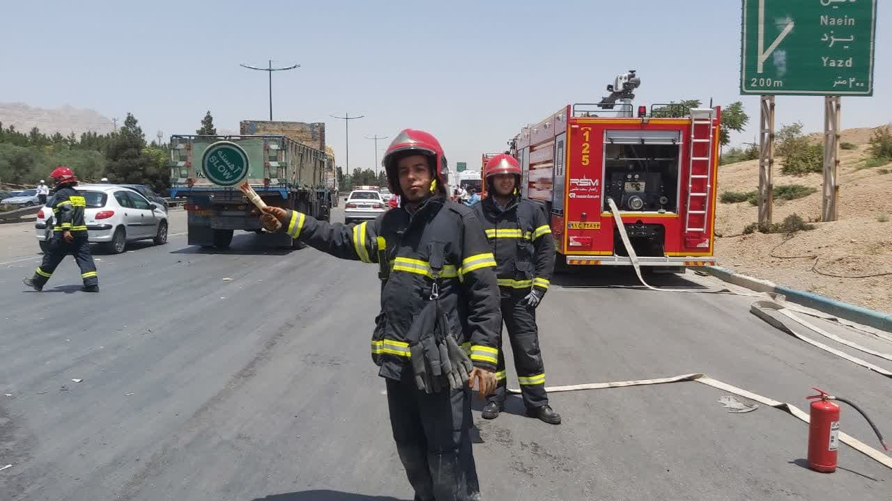 تصادف ۱۰ خودرو و تانکر حمل سوخت در اصفهان + فیلم و عکس