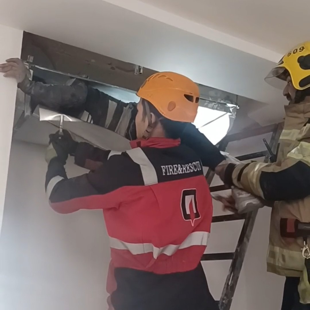 نجات مرد گرفتار در کانال کولر توسط آتشنشانان مشهد + عکس و جزئیات نجات مرد گرفتار در کانال کولر توسط آتشنشانان مشهد + عکس و جزئیات