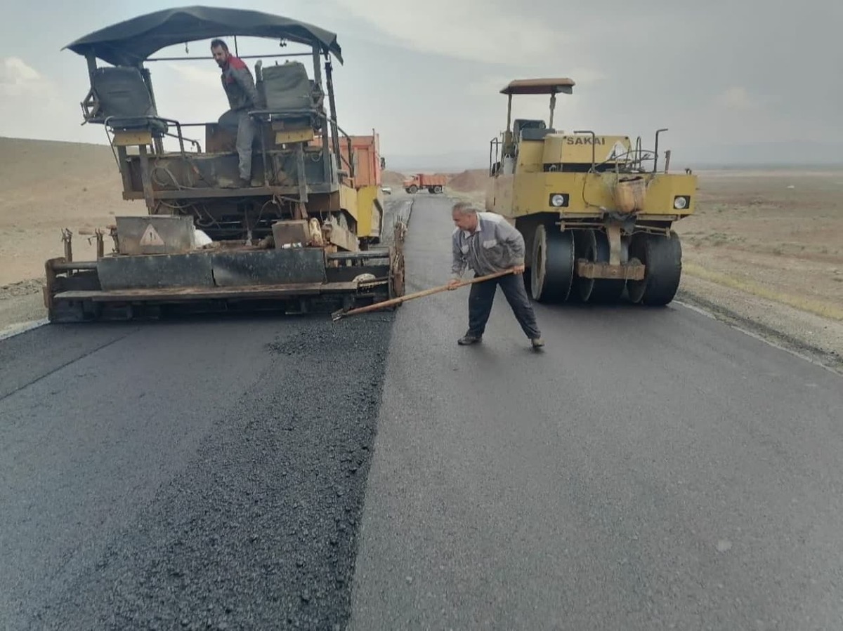 مدیر کل راهداری و حمل‌و‌نقل جاده‌ای خراسان رضوی گفت: از فروردین ماه امسال تا کنون بیش از ۲۵۵ هزار تن آسفالت به ارزش ریالی ۵۱۰ میلیارد تومان به‌منظور روکش آسفالت رویه راه‌های دارای خرابی شدید در استان خراسان رضوی اجرا شده است.