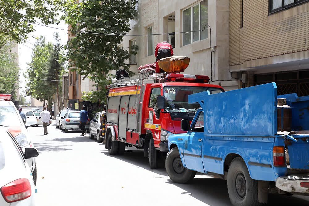 نجات یک کارگر از ریزش آوار ساختمان قدیمی در بولوار پیروزی مشهد نجات یک کارگر از ریزش آوار ساختمان قدیمی در بولوار پیروزی مشهد