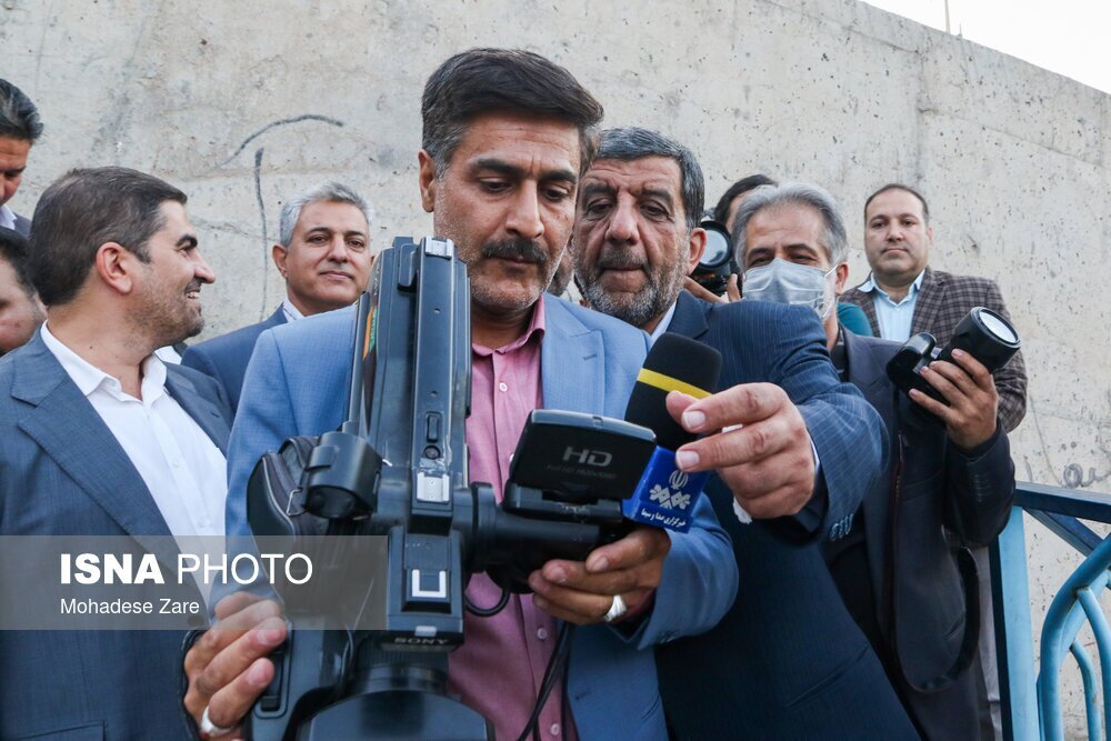 واکنش ضرغامی در مواجهه با یک کروکودیل در مشهد + فیلم و تصاویر