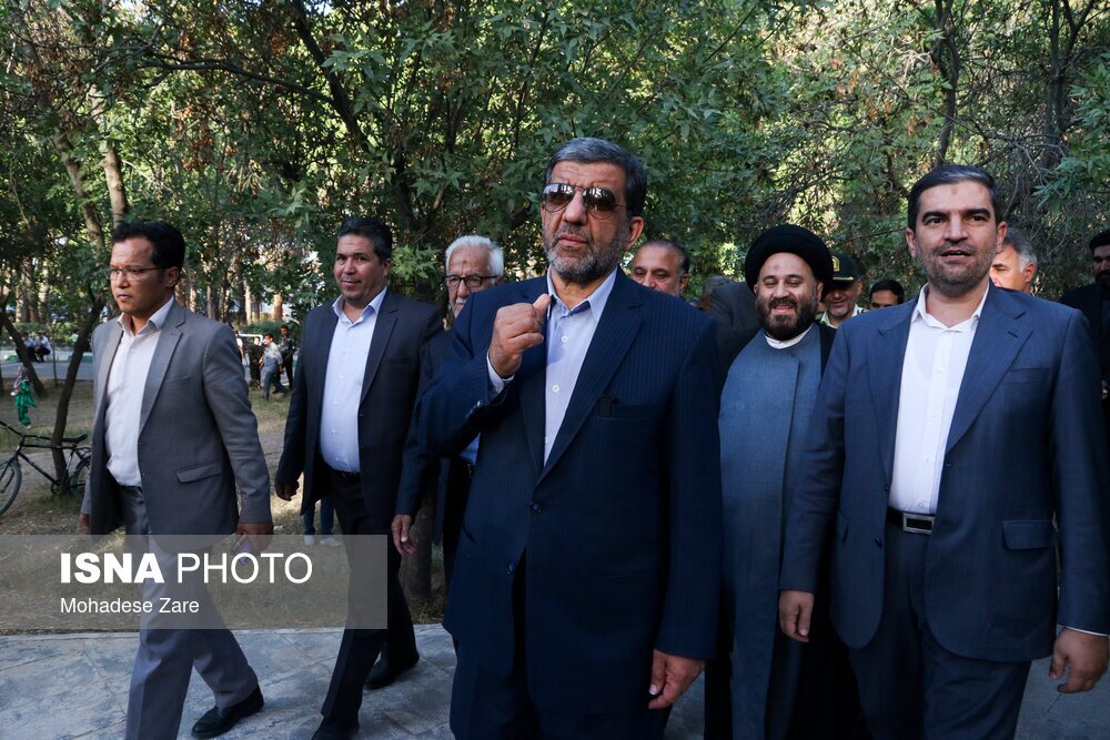 واکنش ضرغامی در مواجهه با یک کروکودیل در مشهد + فیلم و تصاویر