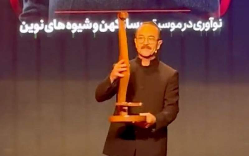ماجرای اعتراض کیوان ساکت چه بود؟ | وقتی نوازنده مشهور با پایه سازش روی صحنه میرود ماجرای اعتراض کیوان ساکت چه بود؟ | وقتی نوازنده مشهور با پایه سازش روی صحنه میرود
