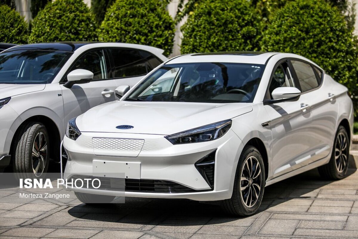 رانندگی رئیس جمهور با خودروی تارا برقی + فیلم و تصاویر