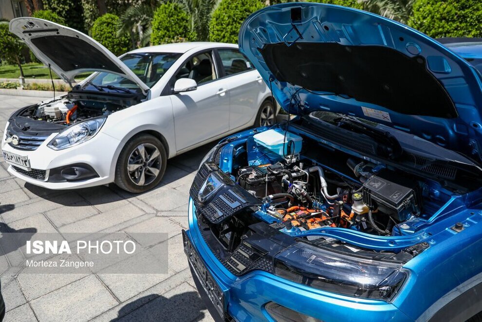 رانندگی رئیس جمهور با خودروی تارا برقی + فیلم و تصاویر