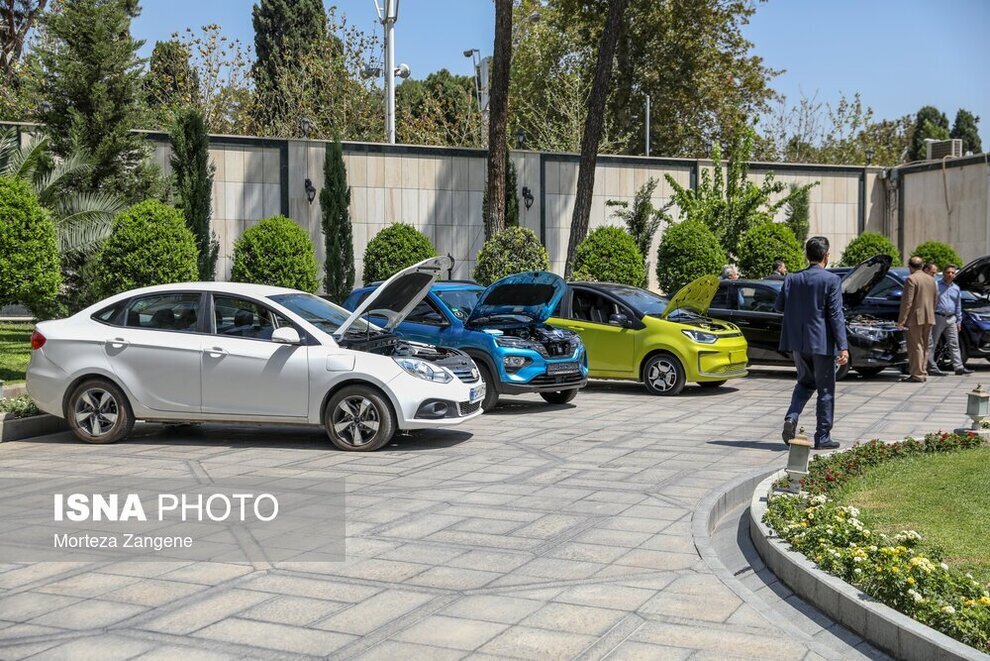 رانندگی رئیس جمهور با خودروی تارا برقی + فیلم و تصاویر