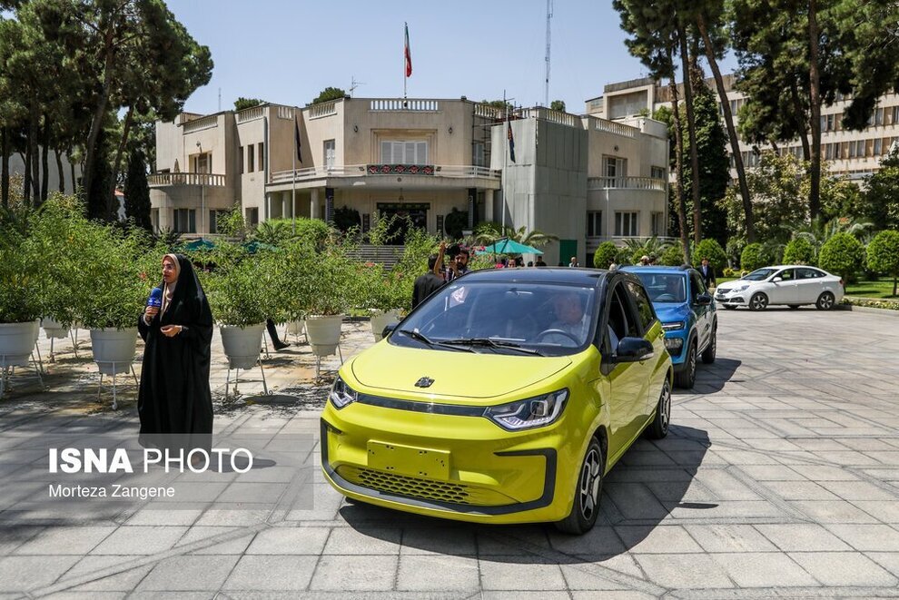 رانندگی رئیس جمهور با خودروی تارا برقی + فیلم و تصاویر