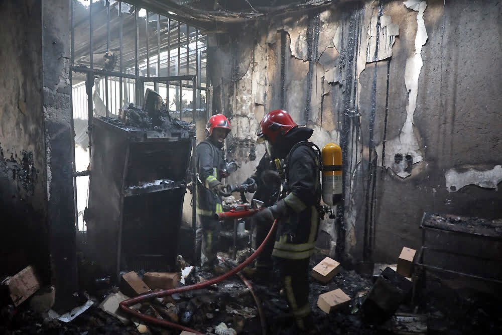 مهار آتش سوزی یک منزل مسکونی با کاربری انبار کفش در مشهد + عکس مهار آتش سوزی یک منزل مسکونی با کاربری انبار کفش در مشهد + عکس