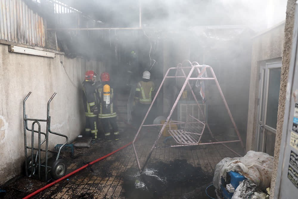 مهار آتش سوزی یک منزل مسکونی با کاربری انبار کفش در مشهد + عکس مهار آتش سوزی یک منزل مسکونی با کاربری انبار کفش در مشهد + عکس