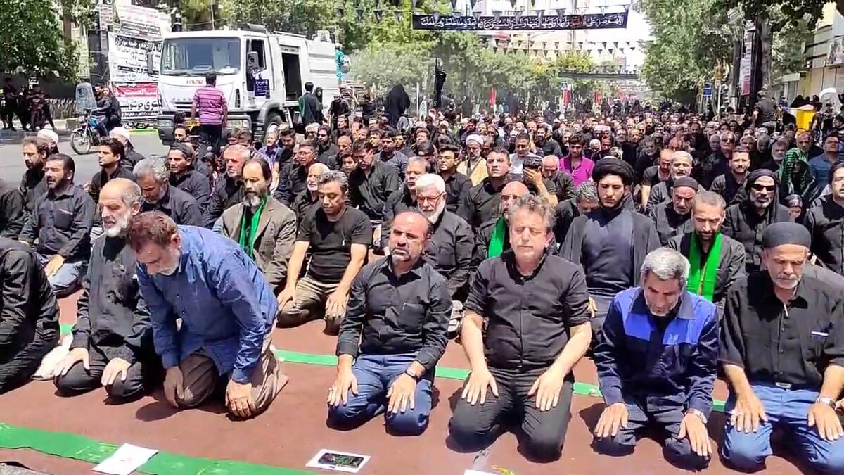 نماز ظهر تاسوعا با حضور هیئت‌ها و دسته‌های عزاداری علمدار کربلا در خیابان‌های منتهی به حرم مطهر رضوی اقامه شد.