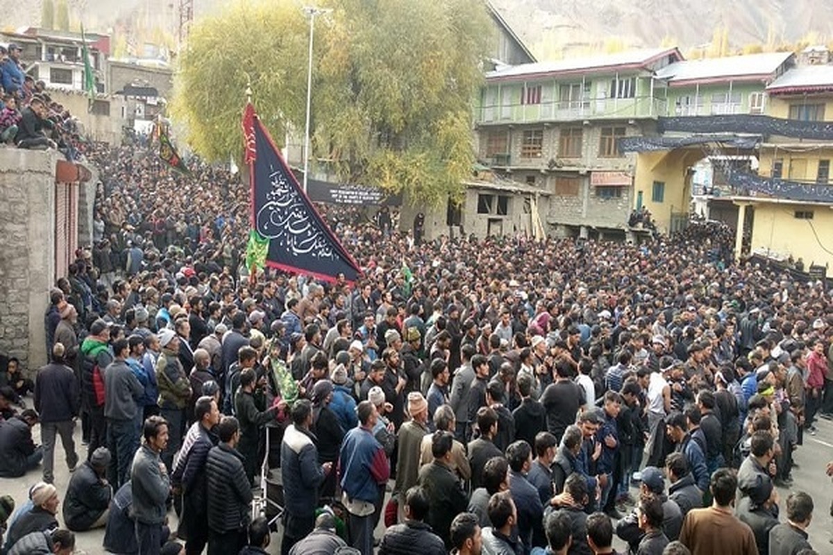 راهپیمایی و عزاداری هزاران نفر از شیعیان در مرکز سرینگر پایتخت کشمیر پس از ۳۴ سال برگزار شد.