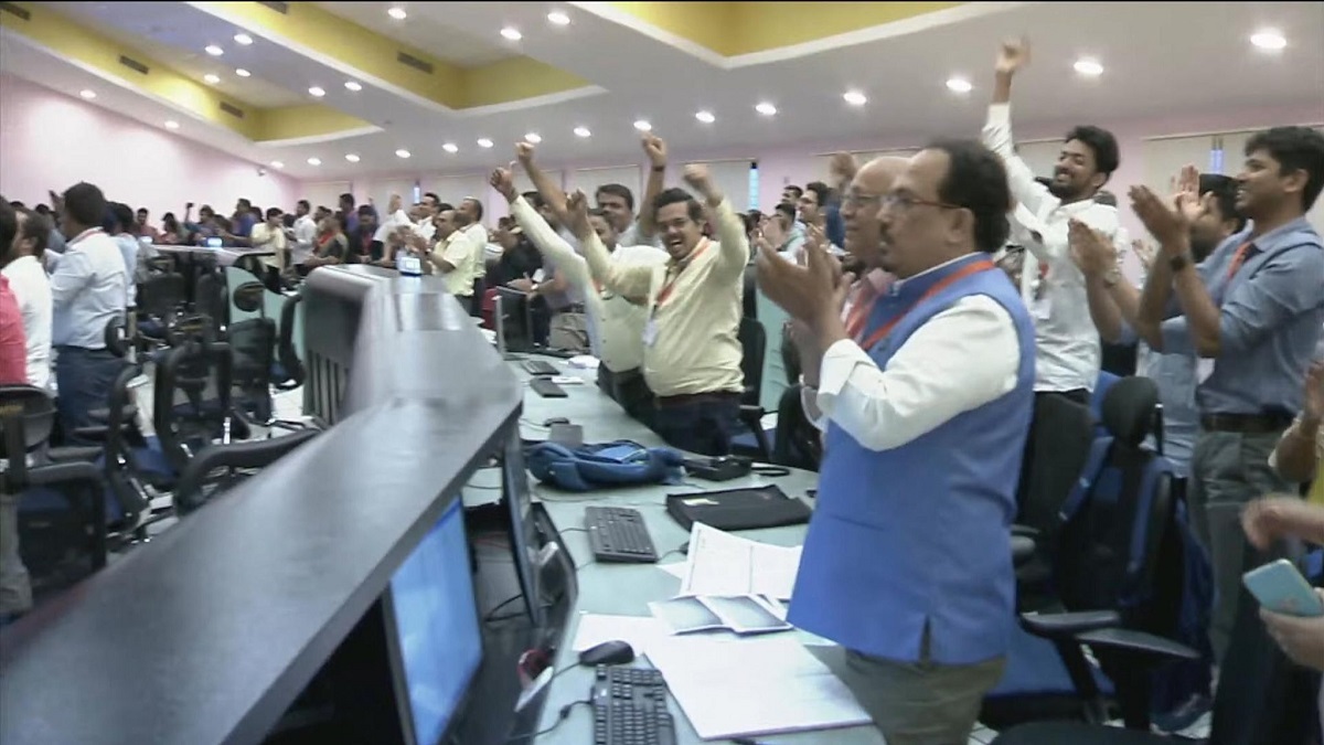 هند اولین کشوری شد که با موفقیت یک فضاپیما را در قطب جنوب ماه فرود میآورد + عکس و فیلم هند اولین کشوری شد که با موفقیت یک فضاپیما را در قطب جنوب ماه فرود میآورد + عکس و فیلم