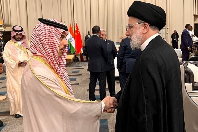 گفتگوی وزیر خارجه عربستان سعودی با رئیسی در حاشیه اجلاس بریکس + عکس گفتگوی وزیر خارجه عربستان سعودی با رئیسی در حاشیه اجلاس بریکس + عکس