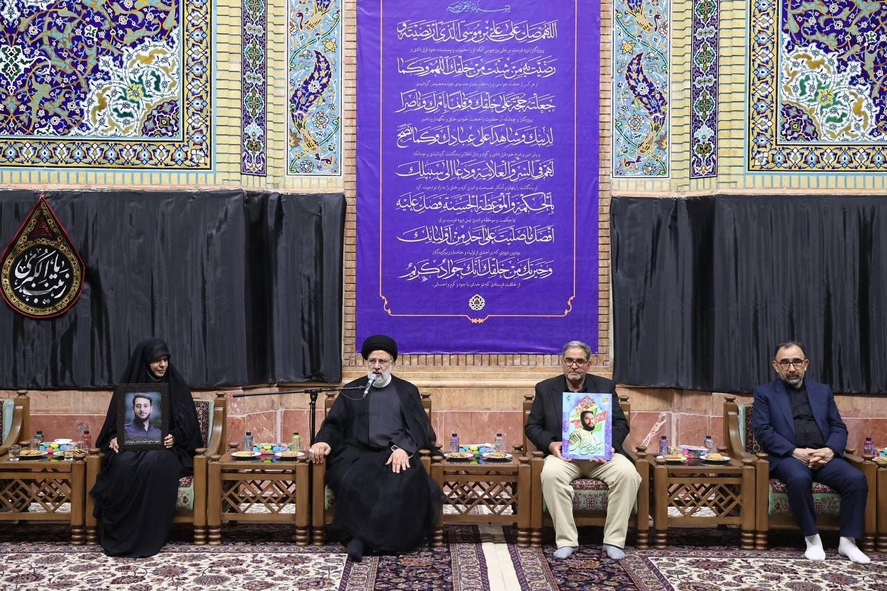 دیدار رئیس جمهور با خانواده شهدای مدافع امنیت در مشهد + عکس دیدار رئیس جمهور با خانواده شهدای مدافع امنیت در مشهد + عکس