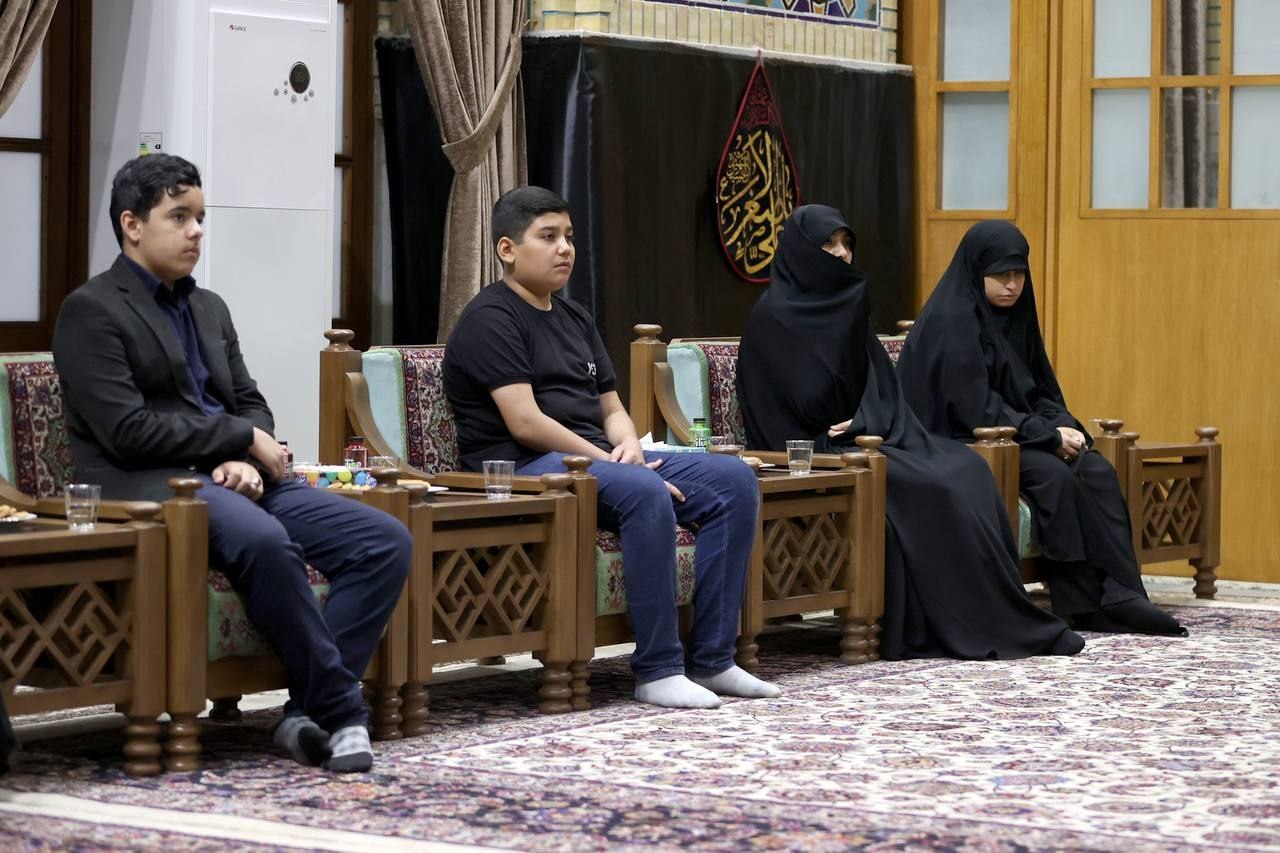 دیدار رئیس جمهور با خانواده شهدای مدافع امنیت در مشهد + عکس دیدار رئیس جمهور با خانواده شهدای مدافع امنیت در مشهد + عکس