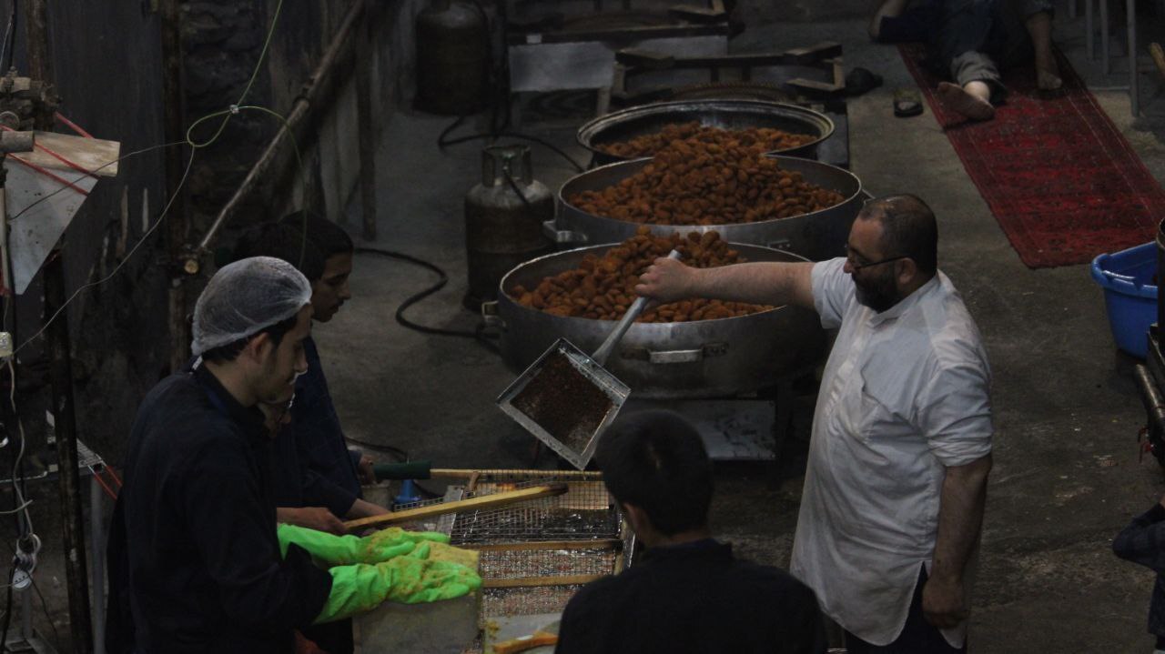 روایتی از موکبی که روزانه ۲۵هزار غذای نذری بین زائران دهه آخر صفر توزیع می کند روایتی از موکبی که روزانه ۲۵هزار غذای نذری بین زائران دهه آخر صفر توزیع می کند