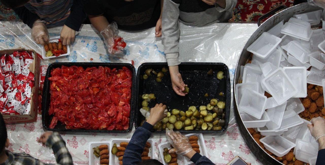 روایتی از موکبی که روزانه ۲۵هزار غذای نذری بین زائران دهه آخر صفر توزیع می کند روایتی از موکبی که روزانه ۲۵هزار غذای نذری بین زائران دهه آخر صفر توزیع می کند