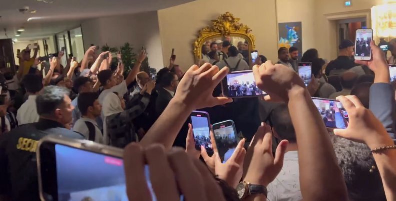 استقبال بینظیر هواداران از رونالدو و مانه در هتل اسپیناس + فیلم و عکس استقبال بینظیر هواداران از رونالدو و مانه در هتل اسپیناس + فیلم و عکس