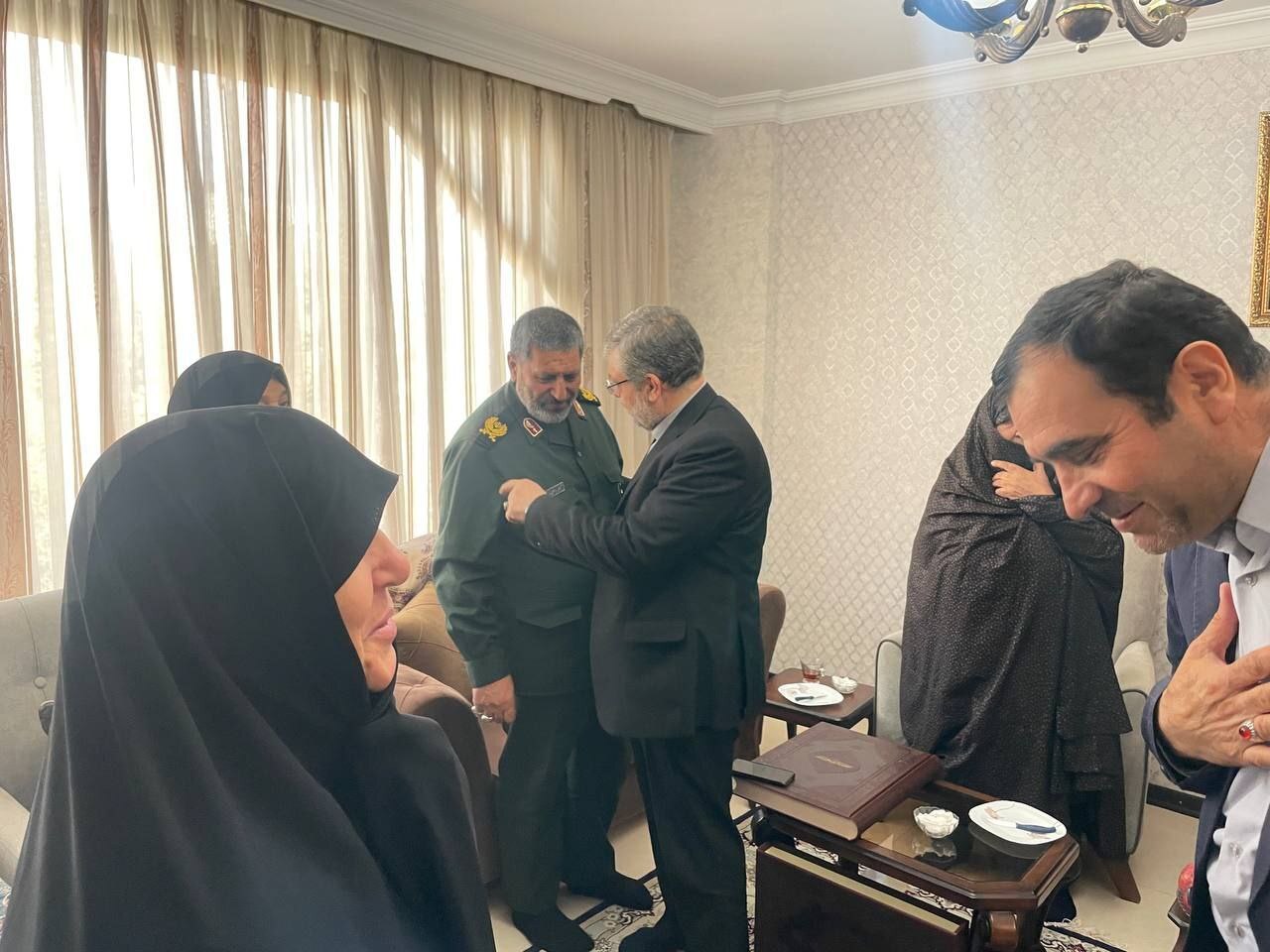 دیدار رئیس شورای شهر و شهردار مشهدمقدس با خانواده شهید کاوه دیدار رئیس شورای شهر و شهردار مشهدمقدس با خانواده شهید کاوه