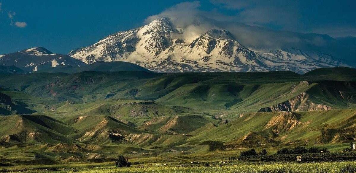 ویدئویی زیبا از تلاقی آسمان و سبلان را مشاهده کنید و لذت ببرید.