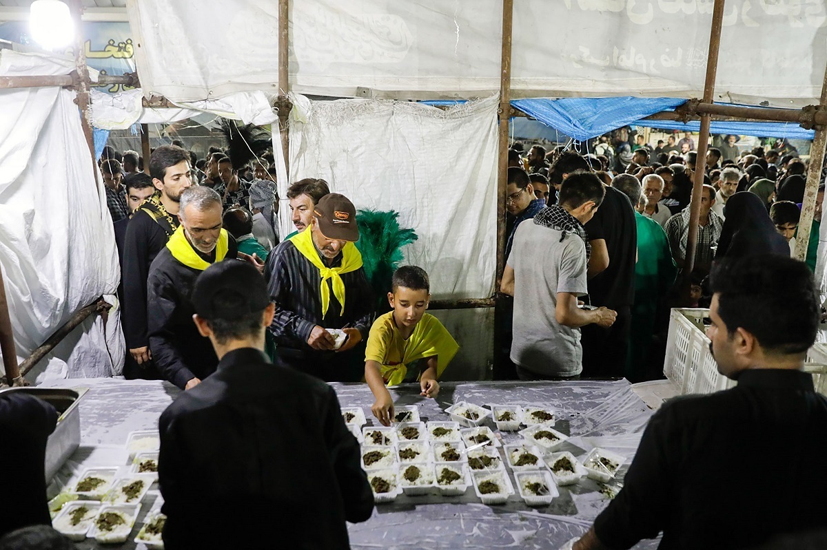 میزبانی خادمیاران بوشهری از زائران اربعین در مرز شلمچه