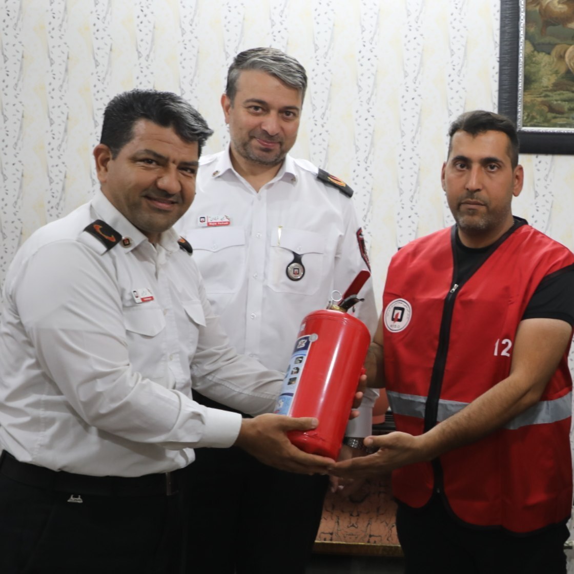 تقدیر آتش نشانی مشهد از راننده وظیفه شناس تقدیر آتش نشانی مشهد از راننده وظیفه شناس