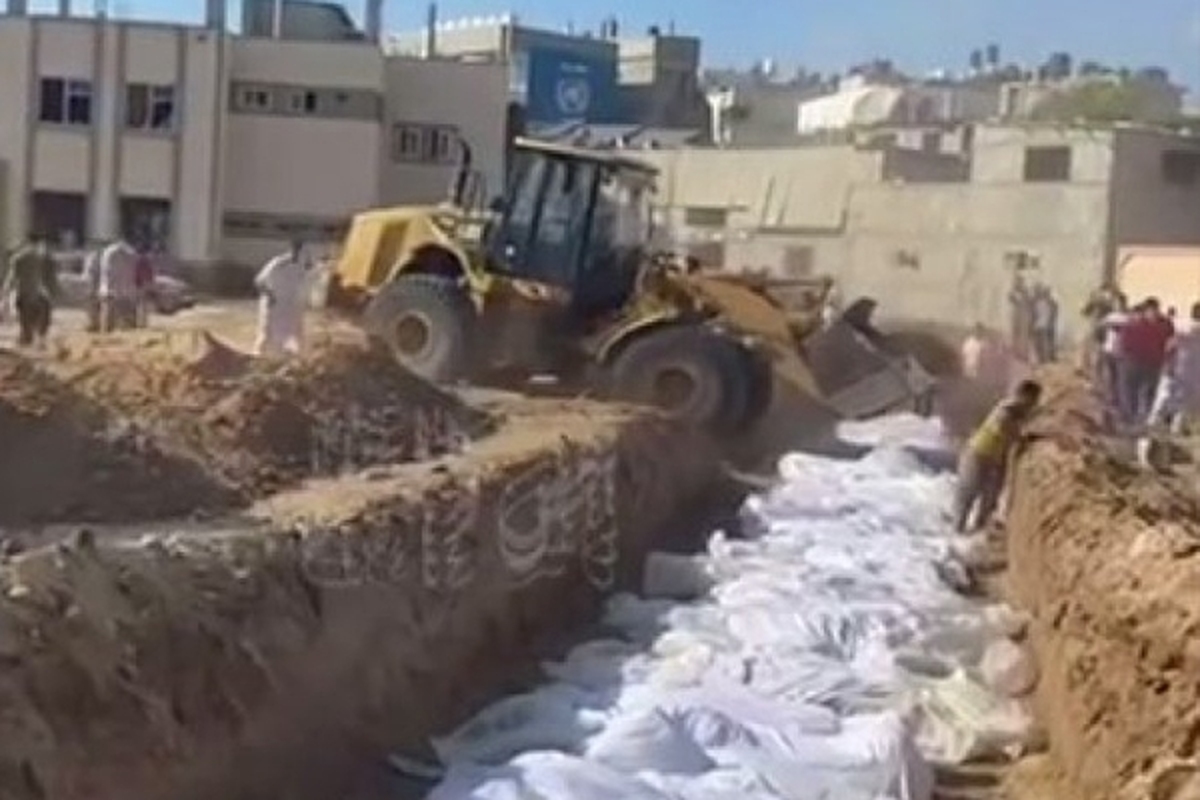 به دلیل وجود تعداد زیاد اجساد در غزه، آن ها به صورت دسته جمعی دفن می شوند. تاکنون بیش از ۲۷۰۰ نفر جان خود را در حملات هوایی اسرائیل از دست داده‌اند.
