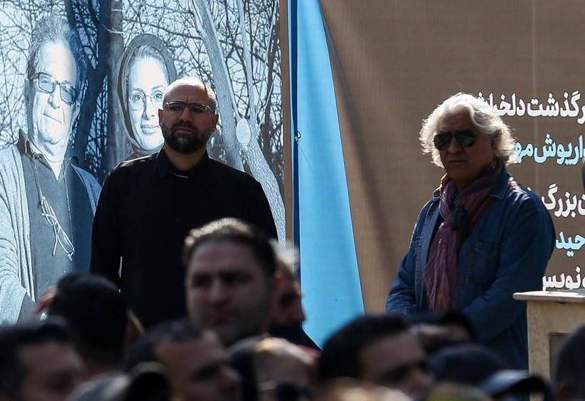 آغاز بدرقه داریوش مهرجویی و همسرش به خانه ابدی + عکس و فیلم آغاز بدرقه داریوش مهرجویی و همسرش به خانه ابدی + عکس و فیلم