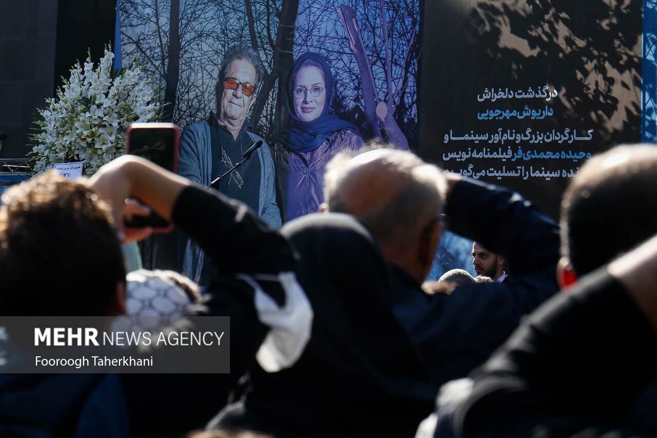 آغاز بدرقه داریوش مهرجویی و همسرش به خانه ابدی + عکس و فیلم آغاز بدرقه داریوش مهرجویی و همسرش به خانه ابدی + عکس و فیلم