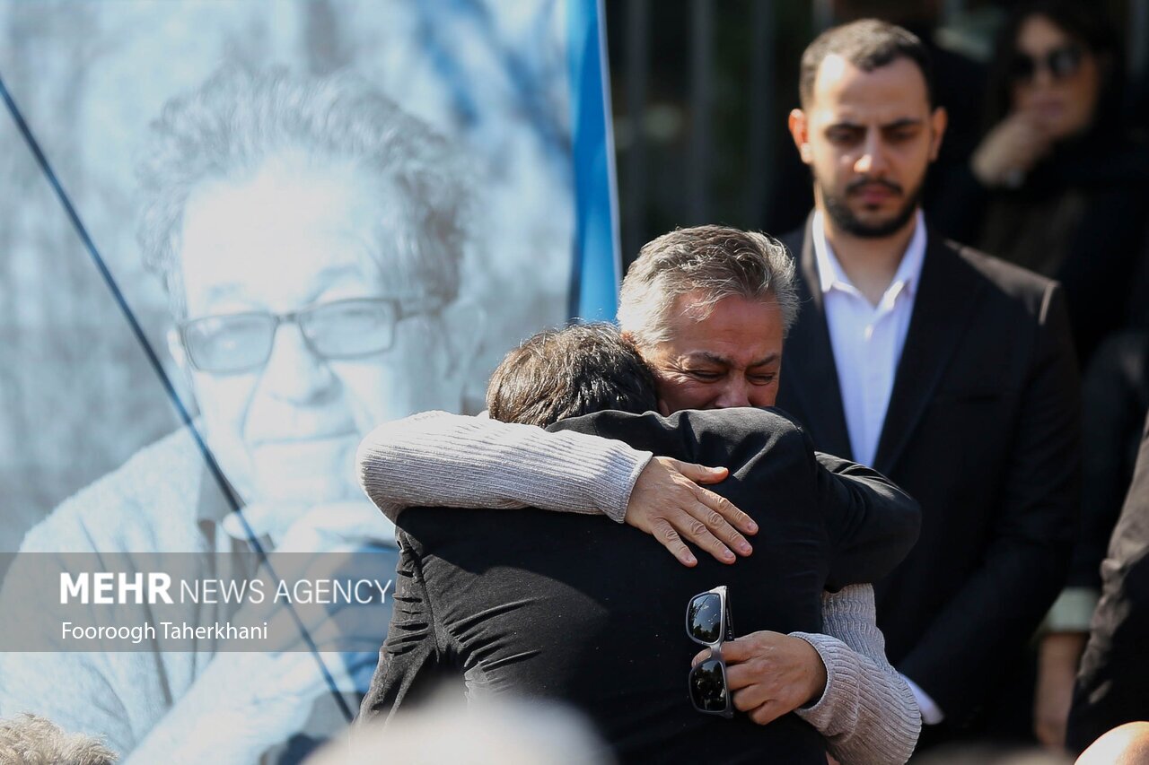 مراسم تشییع و خاکسپاری پیکر داریوش مهرجویی و همسرش + عکس و فیلم مراسم تشییع و خاکسپاری پیکر داریوش مهرجویی و همسرش + عکس و فیلم