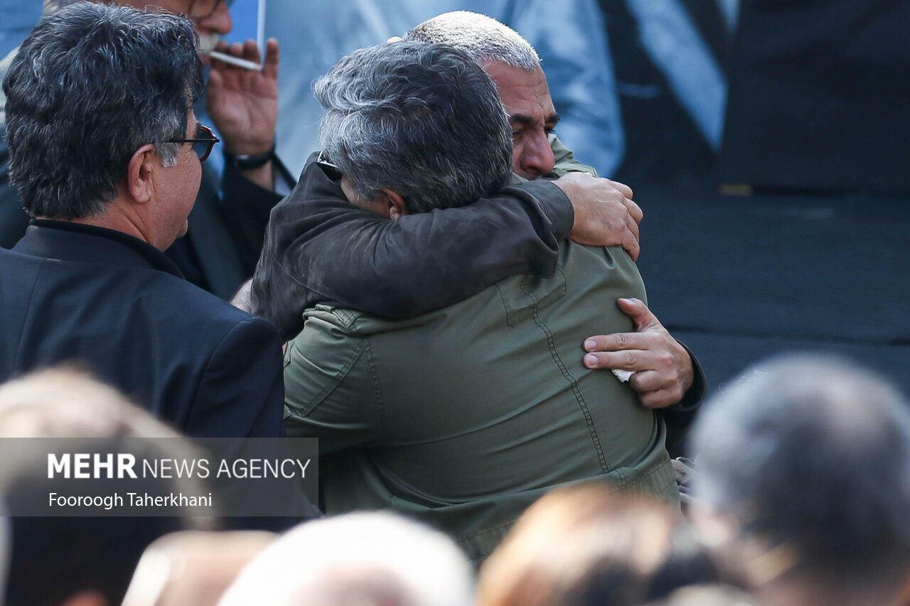 مراسم تشییع و خاکسپاری پیکر داریوش مهرجویی و همسرش + عکس و فیلم مراسم تشییع و خاکسپاری پیکر داریوش مهرجویی و همسرش + عکس و فیلم