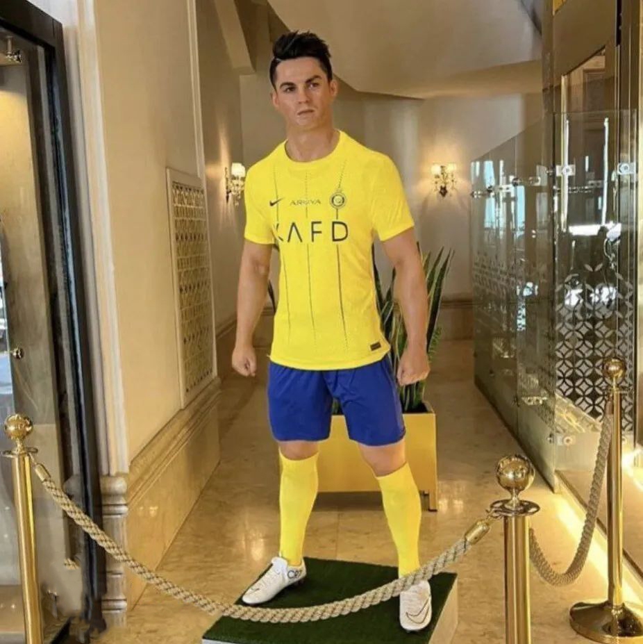 تندیس رونالدو در هتل اسپیناس + عکس تندیس رونالدو در هتل اسپیناس + عکس