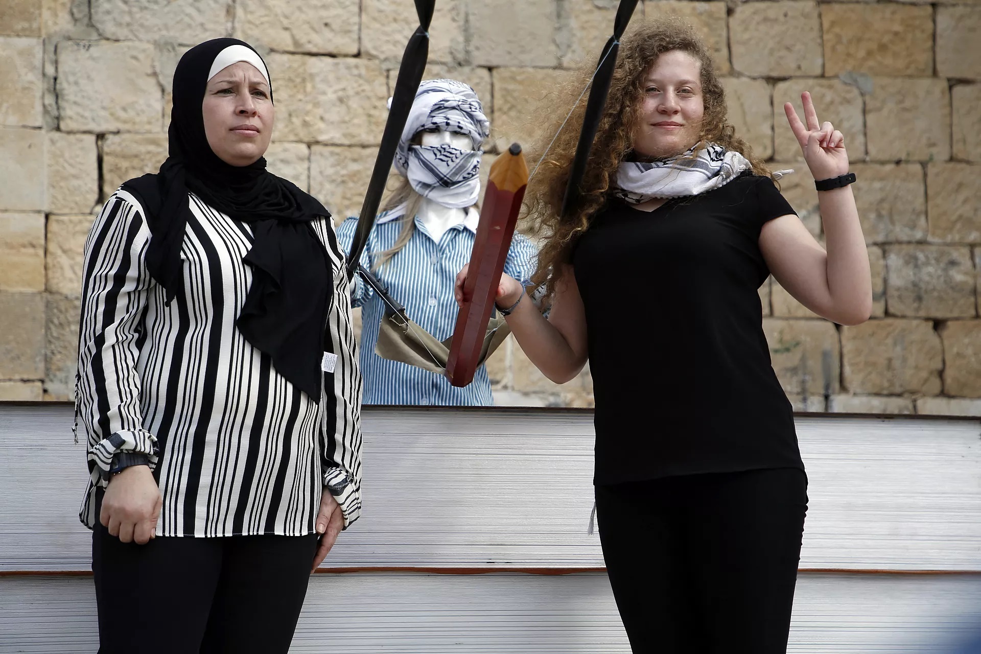 درباره عهد تمیمی، دختر فلسطینی که نماد مبارزه با رژیم صهیونیستی است + عکس درباره عهد تمیمی، دختر فلسطینی که نماد مبارزه با رژیم صهیونیستی است + عکس