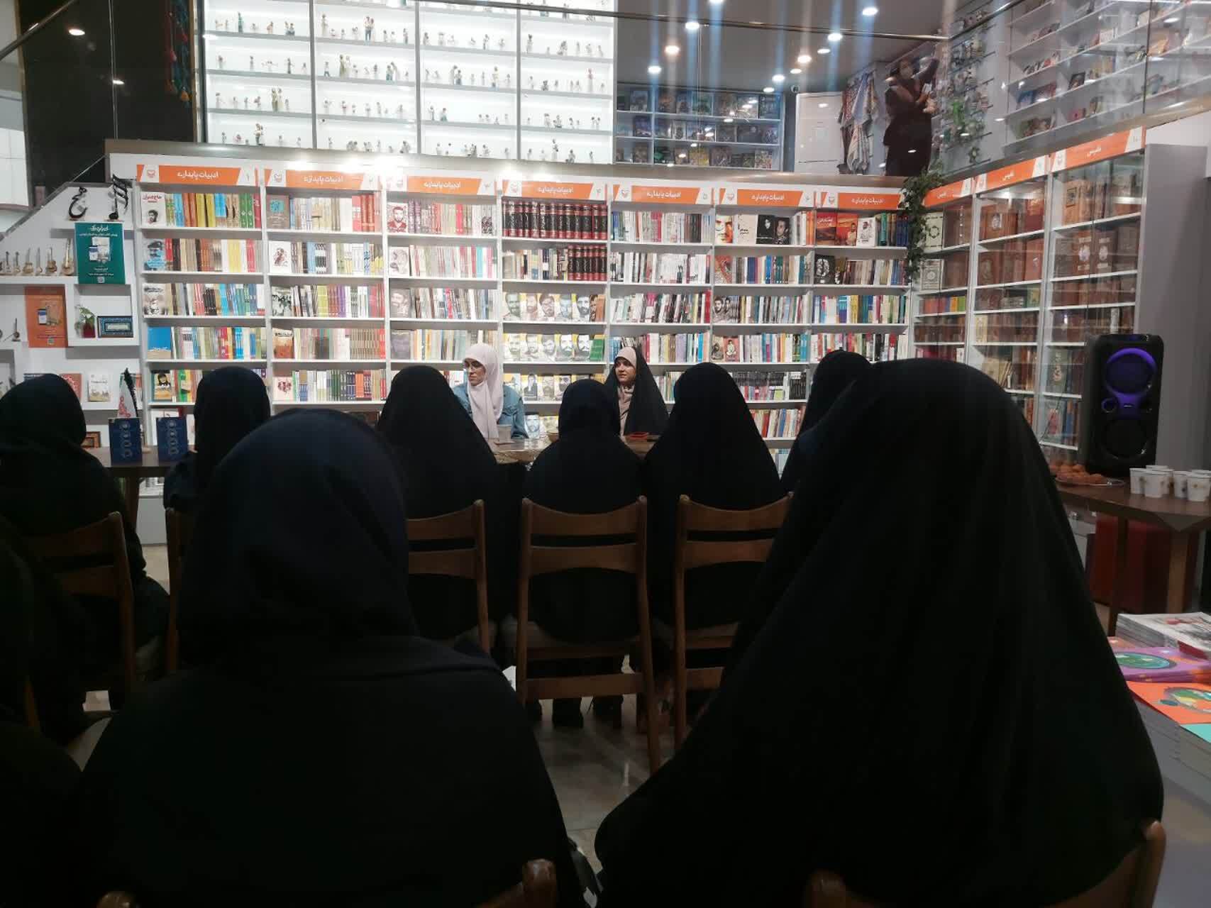 نقد متفاوت سه گانه زهرا اسعد بلنددوست با دختران دهه هشتادی در مشهد برگزار شد نقد متفاوت سه گانه زهرا اسعد بلنددوست با دختران دهه هشتادی در مشهد برگزار شد