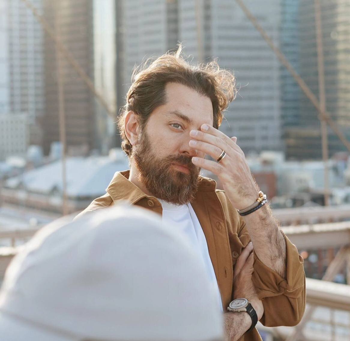 ژست خبرساز بهرام رادان با حلقه ازدواج زیر پل جورج واشنگتن نیوجرسی + عکس