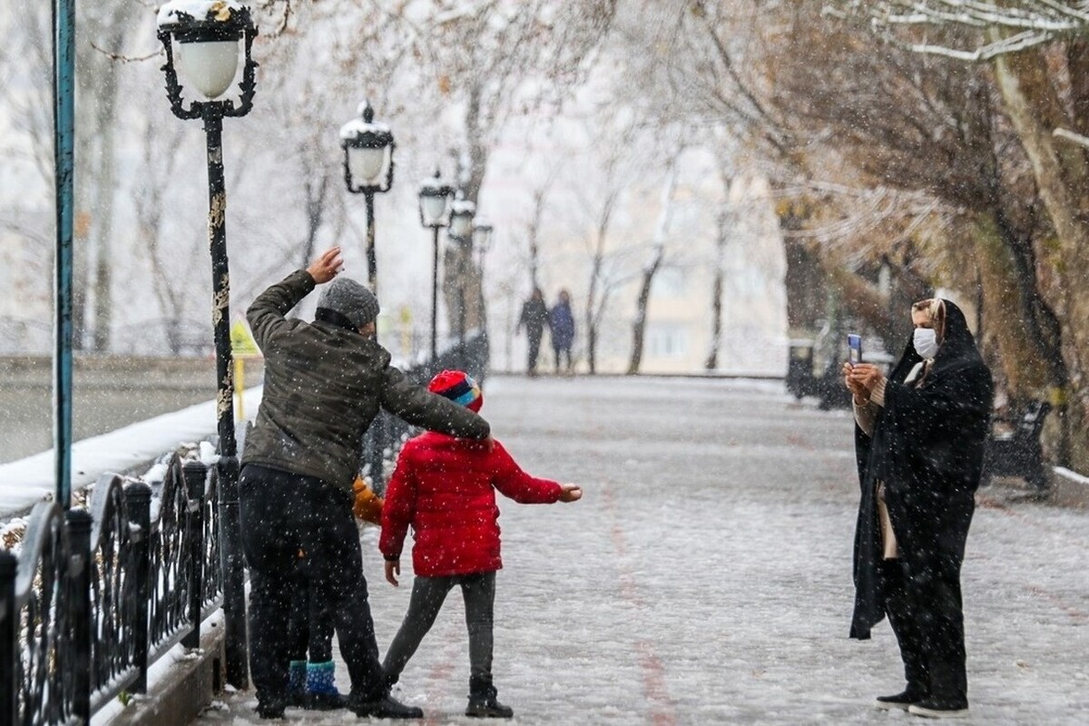 ویدئو| بارش برف پاییزی در تبریز  (۳۰ آبان۱۴۰۲)