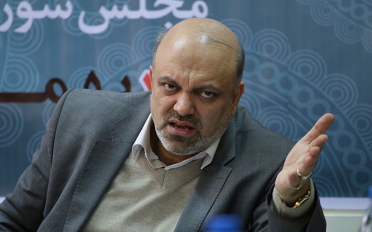 ویدئویی در شبکه های اجتماعی بازنشر شده است که نشان دهنده رفتار عجیب و غیر محترمانه نماینده مجلس در دیدار با جمعی از معلمان آموزش و پرورش خوزستان است.