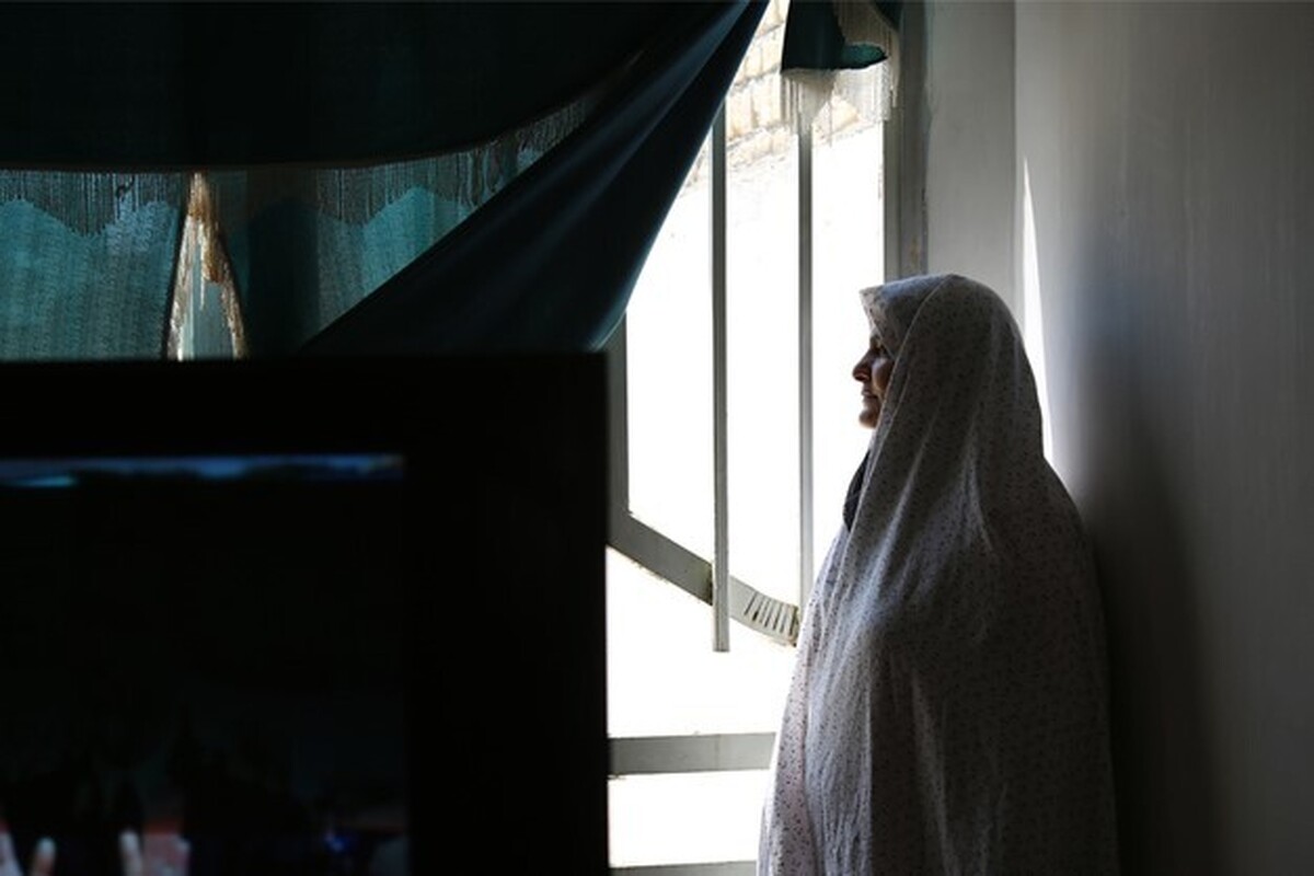 فاصله بین زَنی که تا همین چند سال پیش با فتحه نشسته گوشه صورتش در خانه به رتق و فتق امور بچه و شوهر مشغول بود و حالا با کسره افتاده در زیر و بم زندگی‌اش، زِندانی صدایش می‌زنند و با دستبند، پله‌های دادگاه را بالا و پایین می‌رود.