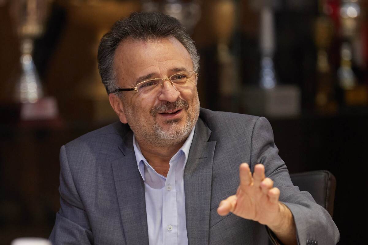 رئیس فدراسیون والیبال گفت: آشنایی به زبان انگلیسی یکی از فاکتورهای مهم انتخاب سرمربی جدید تیم ملی والیبال است. برخی از مربیان شناخته‌شده این مهارت را ندارند و یک نقطه ضعف است.